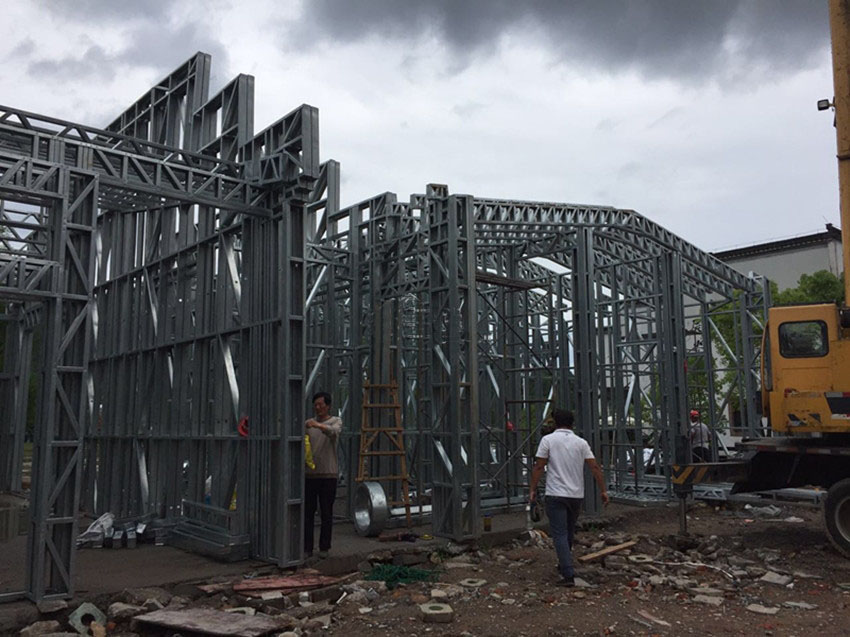 Assemble steel parts of Huizhou style house